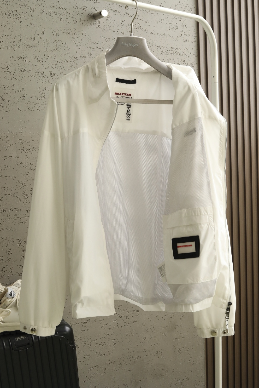 🔥🔥🔥春款上新P*A* 26年春季新款夹克穿上简约干练的休闲外套，瞬间重回时髦霸气，搭配最新的logo胸