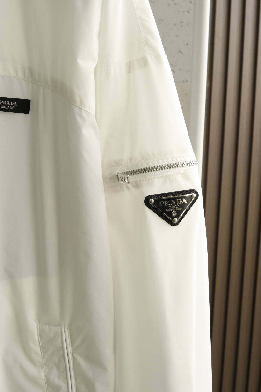 🔥🔥🔥春款上新P*A* 26年春季新款夹克穿上简约干练的休闲外套，瞬间重回时髦霸气，搭配最新的logo胸