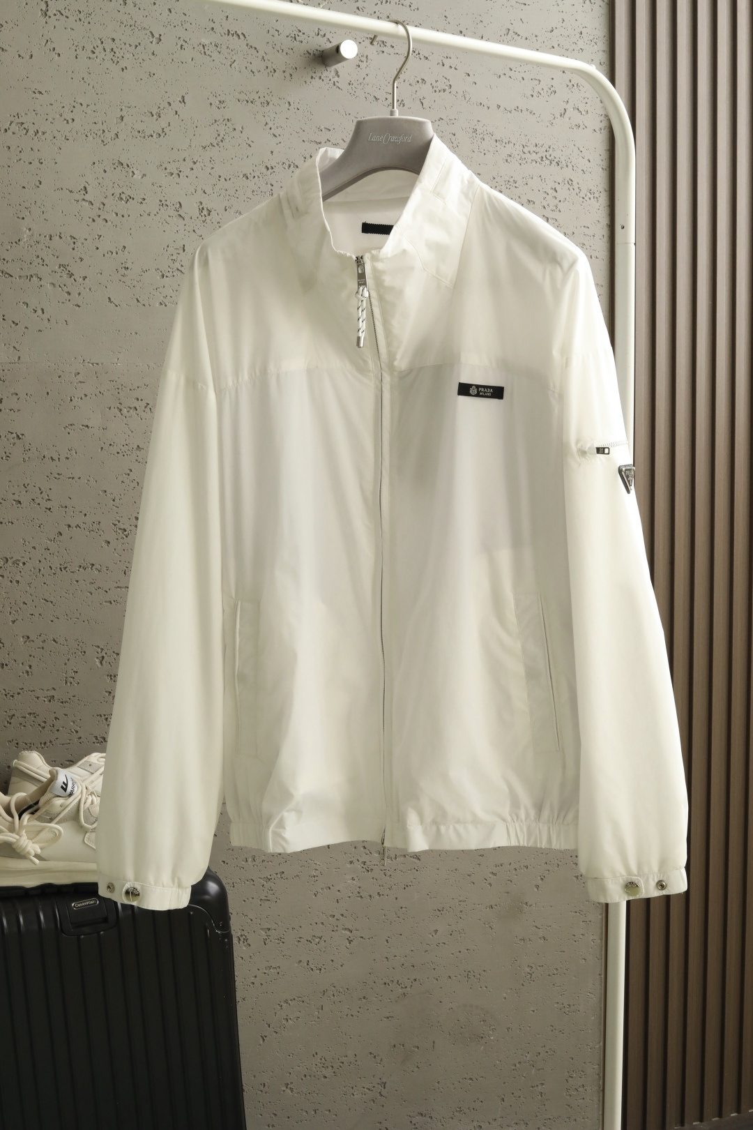 🔥🔥🔥春款上新P*A* 26年春季新款夹克穿上简约干练的休闲外套，瞬间重回时髦霸气，搭配最新的logo胸