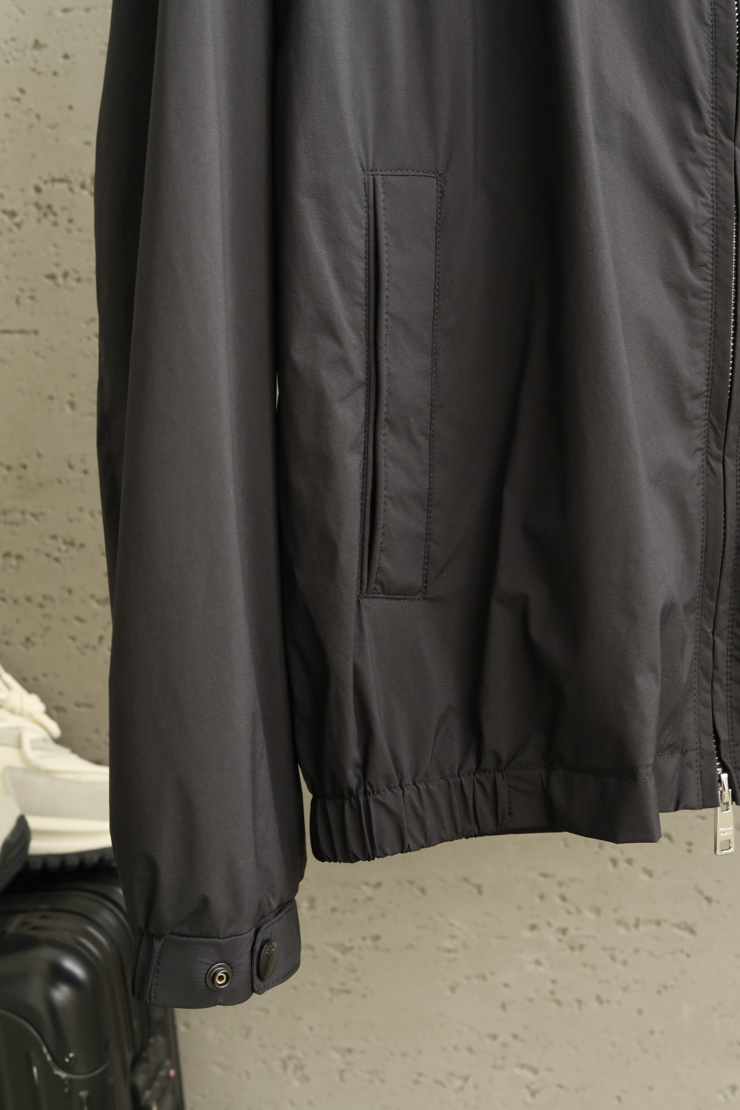 🔥🔥🔥春款上新P*A* 26年春季新款夹克穿上简约干练的休闲外套，瞬间重回时髦霸气，搭配最新的logo胸