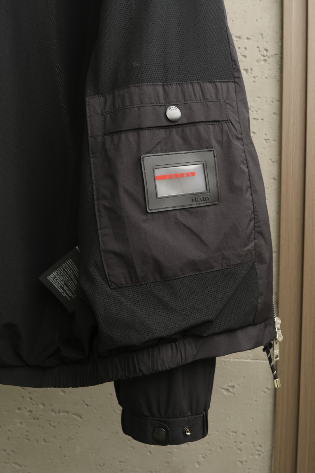 🔥🔥🔥春款上新P*A* 26年春季新款夹克穿上简约干练的休闲外套，瞬间重回时髦霸气，搭配最新的logo胸