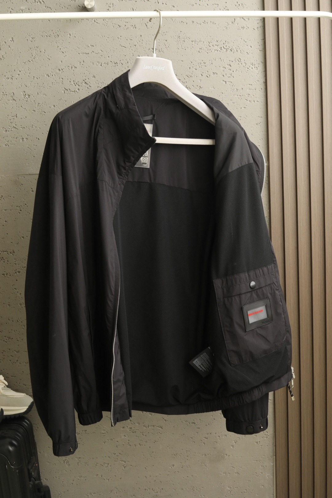 🔥🔥🔥春款上新P*A* 26年春季新款夹克穿上简约干练的休闲外套，瞬间重回时髦霸气，搭配最新的logo胸