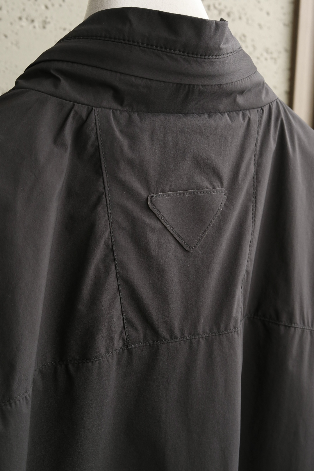 🔥🔥🔥春款上新P*A* 26年春季新款夹克穿上简约干练的休闲外套，瞬间重回时髦霸气，搭配最新的logo胸