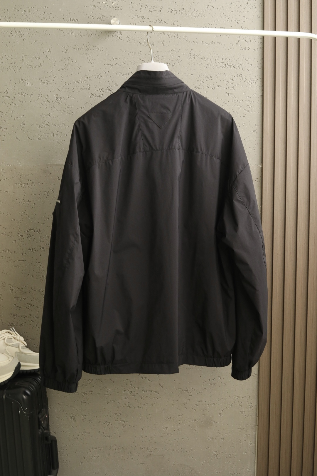 🔥🔥🔥春款上新P*A* 26年春季新款夹克穿上简约干练的休闲外套，瞬间重回时髦霸气，搭配最新的logo胸