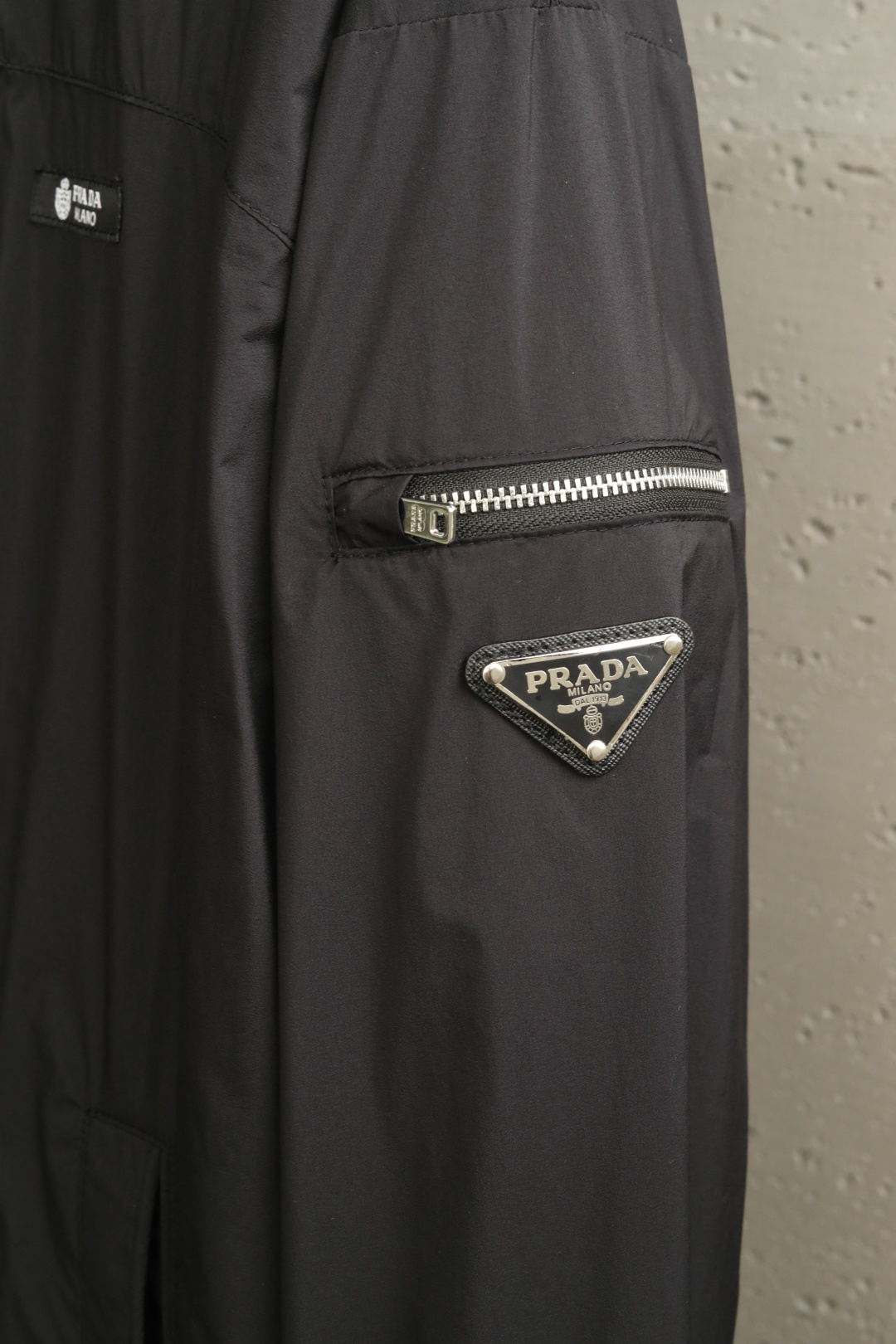 🔥🔥🔥春款上新P*A* 26年春季新款夹克穿上简约干练的休闲外套，瞬间重回时髦霸气，搭配最新的logo胸