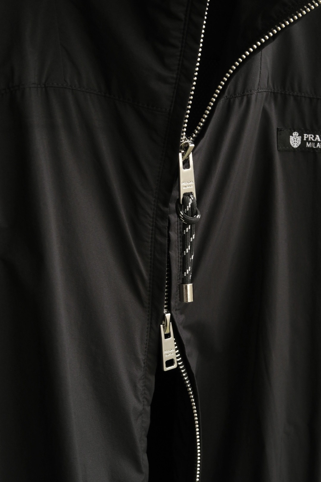 🔥🔥🔥春款上新P*A* 26年春季新款夹克穿上简约干练的休闲外套，瞬间重回时髦霸气，搭配最新的logo胸