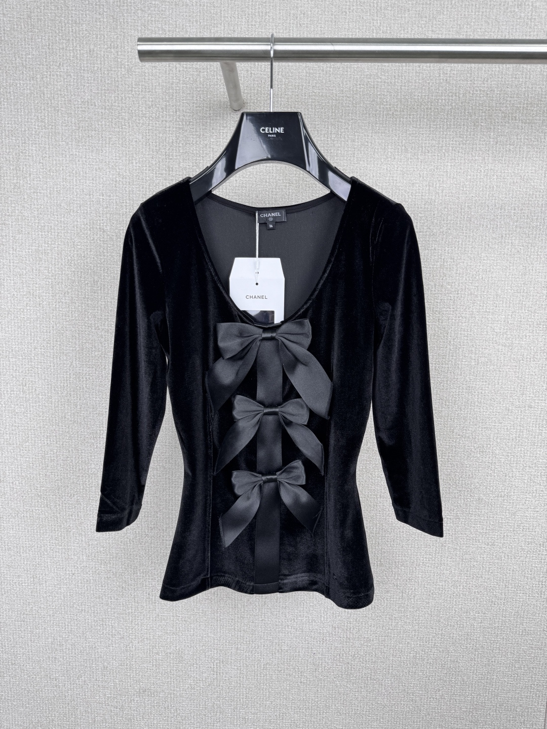 NO:576637,Chanel 25K black velvet top, soft velvet material + multi-layered bows, elegant and delicate, V-neck design modifies the neck line, three-quarter sleeves are suitable for autumn and winter wear, black is versatile, looks great with high-waisted pants or skirts, can be easily worn in commuting or formal occasions, velvet fabric is recommended to be hand washed or dry cleaned, avoid high-temperature ironing ~ Pair with pearl accessories or high heels, the temperament will be full. Size SML, chanel, high heels, skirts, alexander wang19860909Chanel 25K黑色丝绒上衣,柔软丝绒材质+多层蝴蝶结,优雅又精致,V领设计修饰颈部线条,七分袖适合秋冬穿搭,黑色百搭,配高腰裤或裙装都很出彩,通勤或正式场合都能轻松驾驭,丝绒面料建议手洗或干洗,避免高温熨烫哦～搭配珍珠配饰或高跟鞋,气质直接拉满. 码数SML,,chanel,high heels,skirts,alexander wang,Women's clothing