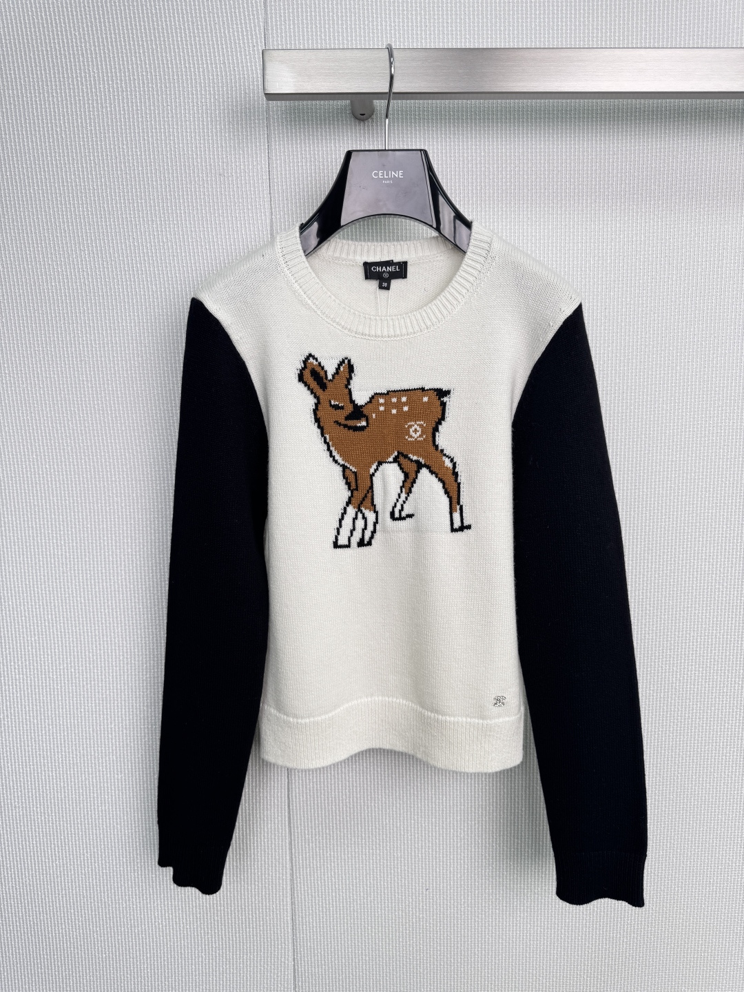 NO:578227,Chanel's 2025 autumn new contrasting color sweater is a smart expression of classic black and white. It uses minimalist black and white to outline an elegant outline. The soft and waxy knitted fabric outlines a relaxed and moderate silhouette. A brown deer jumps on the chest, and the double C logo is cleverly hidden in the deer.  The body style injects a touch of natural playfulness into the classics. The CHANEL label is branded on the inside of the collar, and the details bear witness to the brand's ingenuity. Whether it is paired with a skirt for an intellectual appearance, or layered with jeans for a casual stroll, it can interpret the fashion philosophy of 'low-key luxury'.  Code number SML,,chanel,skirts,jeans,alexander wang19860909Chanel2025秋季新款撞色针织衫,经典黑白主义的灵动表达,以极简黑白勾勒优雅轮廓,软糯针织面料勾勒松弛有度的版型,胸前棕色小鹿跃然衣上,双C标志巧妙藏于鹿身,为经典注入一丝自然俏皮,衣领内侧烙印CHANEL标签,细节见证品牌匠心,无论是搭配半裙知性出场,还是叠穿牛仔裤随性漫步,皆能演绎「低调中见奢华」的时尚哲学. 码数SML,,chanel,skirts,jeans,alexander wang,Women's clothing