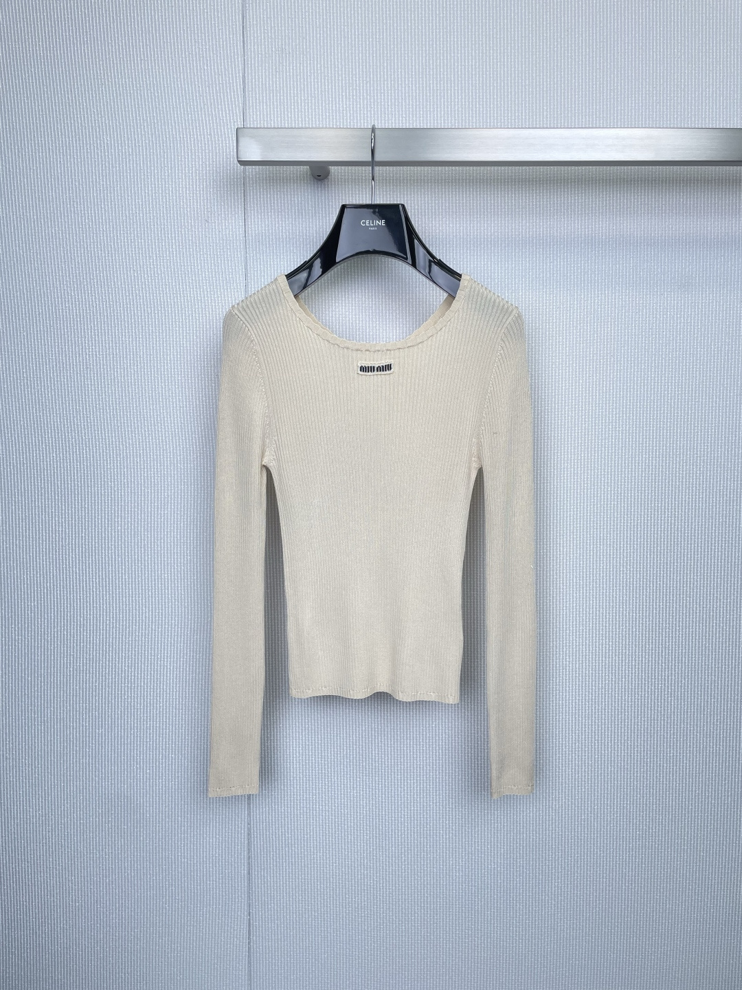 NO:579336,MiuMiu's new 2025 autumn and winter knitted base layer sweater, a delicate rebellion under the gentle texture, with the philosophy of softness overcoming strength, this slim-fitting sweater is woven with fine yarn to create a three-dimensional texture, which fits the body shape like a second skin. The iconic brand embroidery on the neckline low-key declares identity, hiding exquisite genes in simplicity.  The shimmery yarn refracts soft luster between movement and stillness, highlighting its pure and high-end texture. Whether it is layered under a suit jacket to create layers, or worn alone with a skirt to show laziness and intellectuality, it can easily control multiple scenes from commuting to dating. The candy color has its own gentle filter, but it conveys Miu with neat tailoring.  Miu's unique girlish stubbornness - no need to make noise, have your own attitude. Size SML,,miumiu,skirts,jackets & coats,business suit,alexander wang19860909MiuMiu2025秋冬新款针织打底衫,温柔肌理下的精致反叛,以柔克刚的哲学,这款修身针织衫以细腻纱线织就立体肌理,宛如第二层肌肤般贴合身形.领口标志性品牌刺绣低调宣告身份,于简约中暗藏精致基因,微光感的纱线在动静间折射柔和光泽,更凸显其纯净高级的质感,无论是叠穿于西装外套内塑造层次,或单穿搭配半裙展现慵懒知性,皆能轻松驾驭从通勤到约会的多元场景,糖果色系自带温柔滤镜,却以利落剪裁传递Miu Miu独有的少女式倔强——不必喧哗,自有态度. 码数SML,,miumiu,skirts,jackets & coats,business suit,alexander wang,Women's clothing