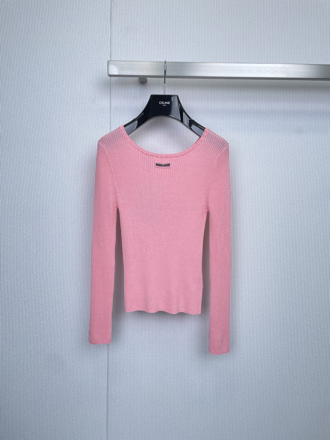 NO:579338,MiuMiu's new 2025 autumn and winter knitted base layer sweater, a delicate rebellion under the gentle texture, with the philosophy of softness overcoming strength, this slim-fitting sweater is woven with fine yarn to create a three-dimensional texture, which fits the body shape like a second skin. The iconic brand embroidery on the neckline low-key declares identity, hiding exquisite genes in simplicity.  The shimmery yarn refracts soft luster between movement and stillness, highlighting its pure and high-end texture. Whether it is layered under a suit jacket to create layers, or worn alone with a skirt to show laziness and intellectuality, it can easily control multiple scenes from commuting to dating. The candy color has its own gentle filter, but it conveys Miu with neat tailoring.  Miu's unique girlish stubbornness - no need to make noise, have your own attitude. Size SML,,miumiu,skirts,jackets & coats,business suit,alexander wang19860909MiuMiu2025秋冬新款针织打底衫,温柔肌理下的精致反叛,以柔克刚的哲学,这款修身针织衫以细腻纱线织就立体肌理,宛如第二层肌肤般贴合身形.领口标志性品牌刺绣低调宣告身份,于简约中暗藏精致基因,微光感的纱线在动静间折射柔和光泽,更凸显其纯净高级的质感,无论是叠穿于西装外套内塑造层次,或单穿搭配半裙展现慵懒知性,皆能轻松驾驭从通勤到约会的多元场景,糖果色系自带温柔滤镜,却以利落剪裁传递Miu Miu独有的少女式倔强——不必喧哗,自有态度. 码数SML,,miumiu,skirts,jackets & coats,business suit,alexander wang,Women's clothing