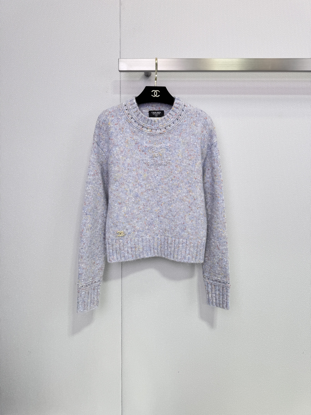 NO:683139,Chanel2025 new second-hand Chanel light purple knitted sweater, blended yarn embellished with colorful fibers, super rich in vision. Round neck + ribbed cuff design, comfortable and warm, very suitable for autumn and winter. There is a classic double C metal logo in the lower left corner, full of brand sense, simple and elegant cut, easy to wear in daily or light formal occasions, it is elegant and casual when paired with jeans or skirts!  Code number SML,,chanel,chanel,skirts,jeans,sweaters,19860909Chanel2025中古新款香奈儿浅紫色针织毛衣,混纺纱线中点缀彩色纤维,视觉超丰富.圆领+罗纹收口设计,舒适又保暖,秋冬穿超合适,左下角有经典双C金属标志,品牌感满满,剪裁简约大方,日常或轻正式场合都能轻松驾驭,搭配牛仔裤或半身裙都很优雅随性！ 码数SML,,chanel,chanel,skirts,jeans,sweaters,,Women's clothing