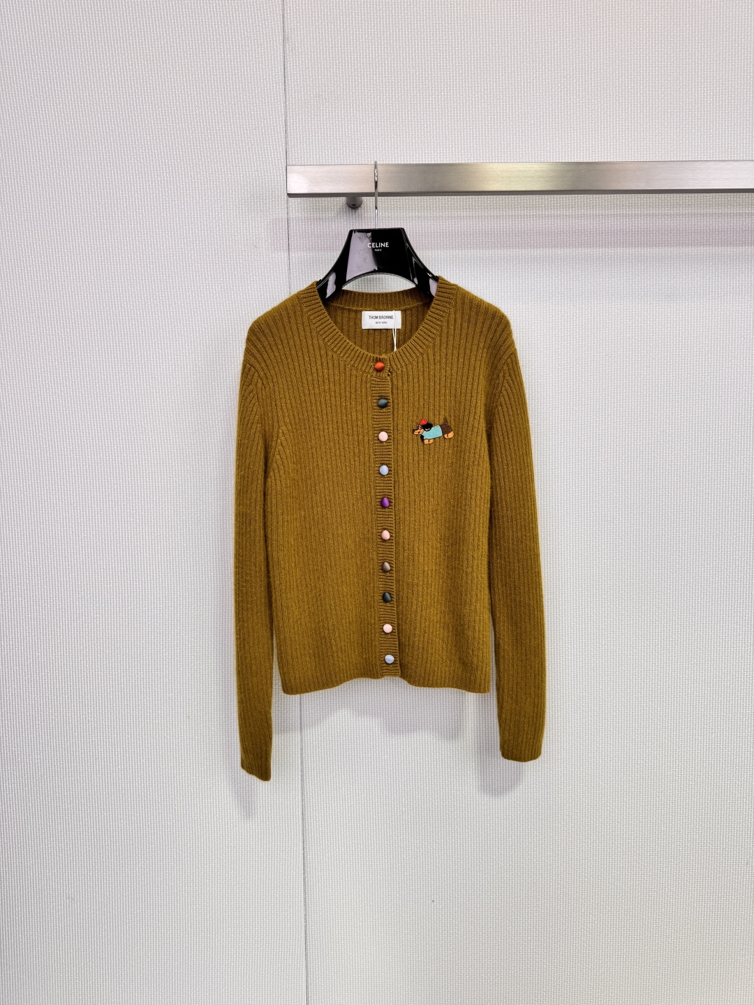 NO:683132,TB Dachshund Dog Embroidered Colorful Button Knitted Cardigan Mustard yellow round-neck knitted cardigan, thick needlework, soft and warm, perfect for autumn and winter! Colorful buttons + Dachshund dog embroidery, playful and eye-catching, breaking the monotony, full of vitality, single-breasted design, easy to put on and take off, layered with lace inner layer or high collar base, it is easy to control for daily commuting and leisure, practical and design, it is a must-have versatile item in autumn and winter!  ,,19860909TB腊肠狗刺绣彩扣针织开衫 芥末黄色圆领针织开衫,粗针工艺,柔软又保暖,秋冬穿超合适!彩色纽扣+腊肠狗刺绣,俏皮又吸睛,打破单调,活力满满,单排扣设计,穿脱方便,叠穿蕾丝内搭或高领打底都很出彩,日常通勤,休闲都能轻松驾驭,实用又有设计感,是秋冬必入的百搭单品！,,,Women's clothing