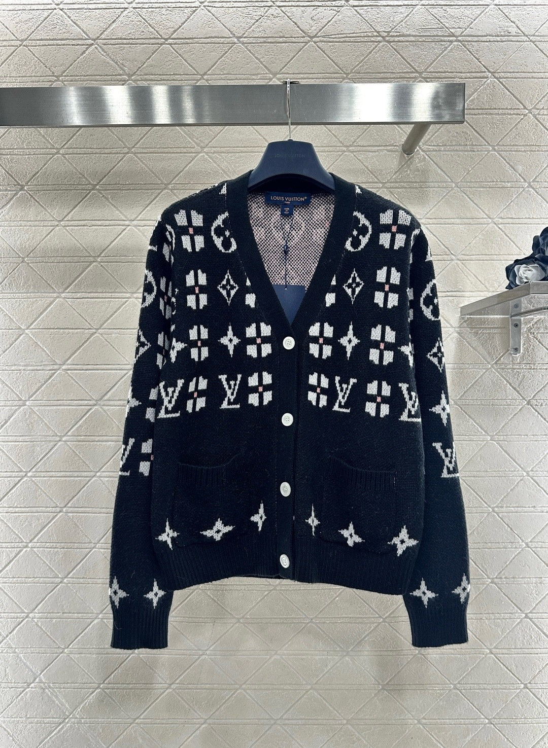 NO:687145,LV green knitted cardigan, this green knitted cardigan is made of high-quality wool, soft and warm, classic V-neck + white Monogram pattern, highly brand-recognizable, with two pockets on the front, practical and good-looking, easy to control for daily commuting or leisure, the overall cut is loose, and it looks great with shirts and dresses. It is perfect for autumn and winter!  Size SML,,louis vuitton,skirts,shirts,19860909LV绿色针织开衫,这款绿色针织开衫,采用高品质羊毛,柔软又保暖,经典V领+白色Monogram花纹,品牌辨识度超高,正面有两个口袋,实用又好看,日常通勤或休闲都能轻松驾驭,整体剪裁宽松,搭配衬衫,连衣裙都很出彩,秋冬季节穿超合适！ 码数SML,,louis vuitton,skirts,shirts,,Women's clothing