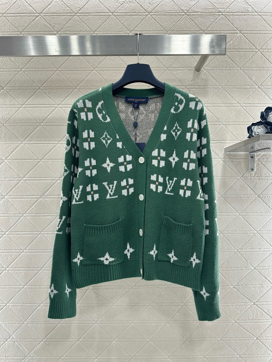 NO:687143,LV green knitted cardigan, this green knitted cardigan is made of high-quality wool, soft and warm, classic V-neck + white Monogram pattern, highly brand-recognizable, with two pockets on the front, practical and good-looking, easy to control for daily commuting or leisure, the overall cut is loose, and it looks great with shirts and dresses. It is perfect for autumn and winter!  Size SML,,louis vuitton,skirts,shirts,19860909LV绿色针织开衫,这款绿色针织开衫,采用高品质羊毛,柔软又保暖,经典V领+白色Monogram花纹,品牌辨识度超高,正面有两个口袋,实用又好看,日常通勤或休闲都能轻松驾驭,整体剪裁宽松,搭配衬衫,连衣裙都很出彩,秋冬季节穿超合适！ 码数SML,,louis vuitton,skirts,shirts,,Women's clothing