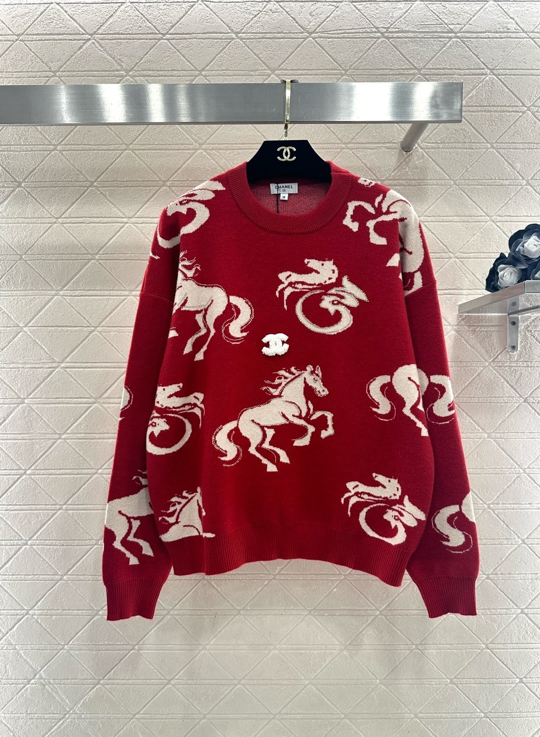 NO:694465,Chanel's Year of the Horse red sweater, red background + white horse jacquard, full of festive atmosphere, round neck and loose fit, soft and skin-friendly knitted fabric, super comfortable to wear in autumn and winter, the elements of the Year of the Horse imply auspiciousness, very ceremonial to wear in the year of your zodiac or the New Year, it goes well with jeans and skirts, it can be easily used in parties and festivals, it is festive and advanced!  Code number SML,,chanel,chanel,skirts,jeans,sweaters,19860909Chanel香奈儿马年红色毛衣,正红底色+白色骏马提花,节日氛围感拉满,圆领宽松版型,针织面料柔软亲肤,秋冬穿超舒服,马年元素寓意吉祥,本命年或新年穿超有仪式感,搭配牛仔裤、半裙都很出彩,聚会、节日场合都能轻松驾驭,喜庆又高级！ 码数SML,,chanel,chanel,skirts,jeans,sweaters,,Women's clothing