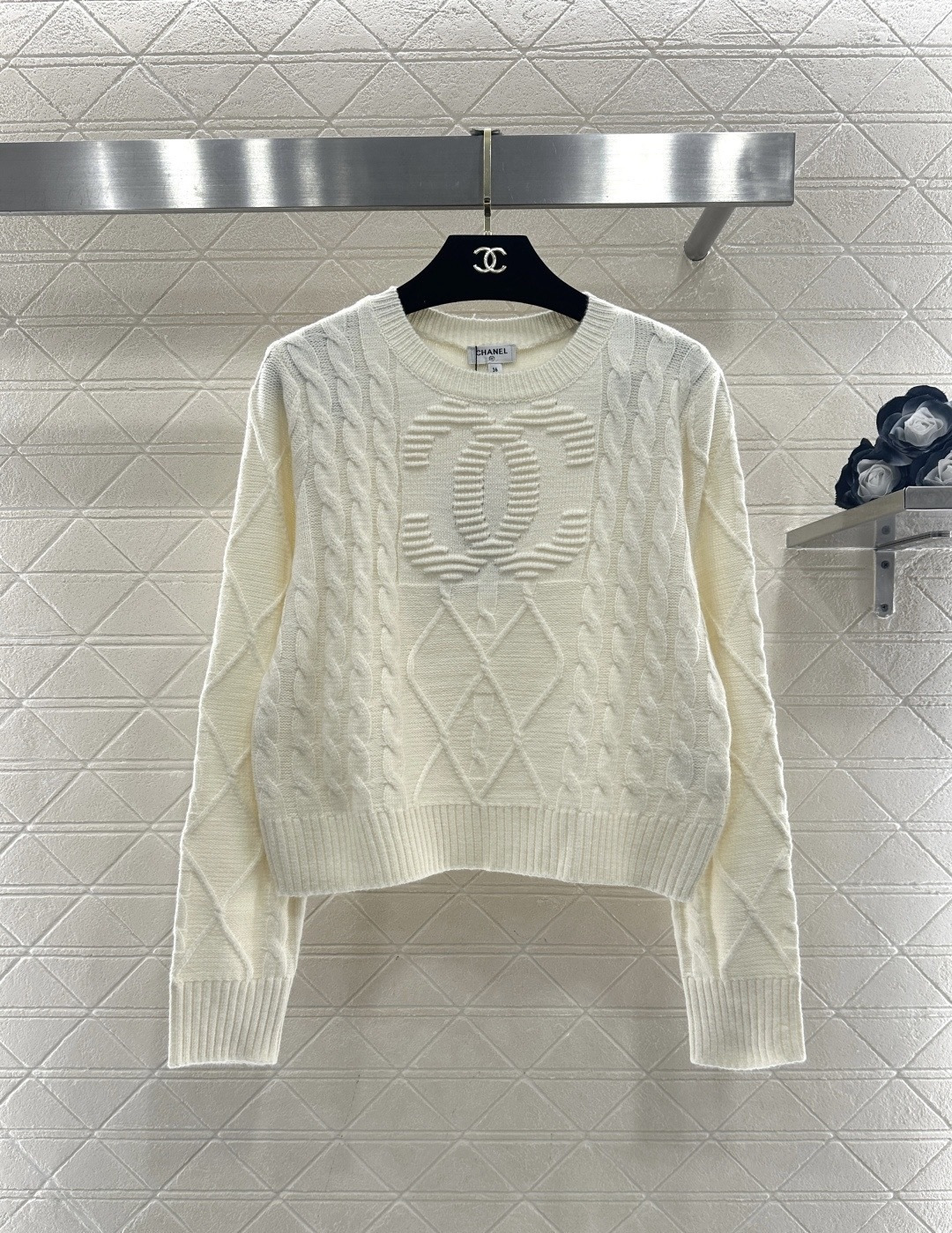 NO:694457,Chanel Chanel's classic twist knitted sweater is made of high-quality wool, soft and warm, the double C logo on the front is very recognizable, the twist texture is full of three-dimensionality, exquisite details, short design, easy to create an elegant casual style with high-waisted pants or skirts, white and red are available, white is versatile, red is perfect for autumn and winter festival atmosphere, fashionable and practical! Size SML,,chanel,chanel,skirts,sweaters,19860909Chanel香奈儿经典麻花针织毛衣,采用高品质羊毛,柔软又保暖,正面双C标志超有辨识度,麻花纹理立体感满满,细节精致,短款设计,搭配高腰裤或裙装,轻松打造优雅休闲风,白色和红色可选,白色百搭,红色超适合秋冬节日氛围,时髦又实用! 码数SML,,chanel,chanel,skirts,sweaters,,Women's clothing