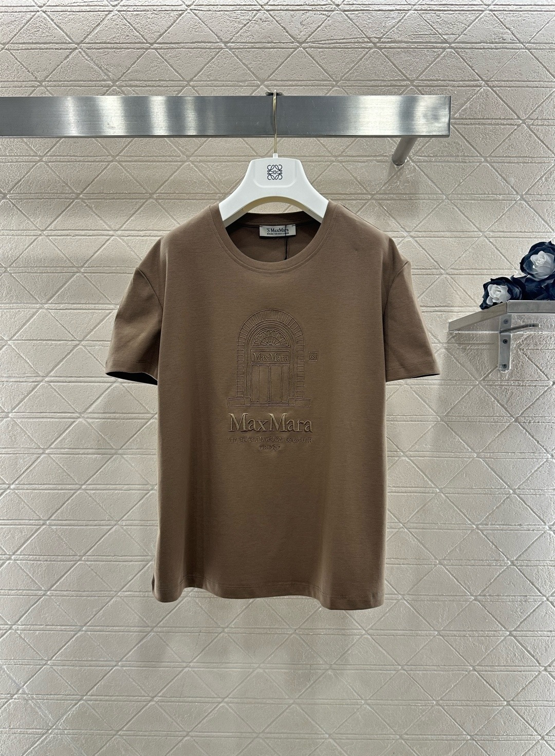 NO:694439,MaxMara 2026 early spring series short-sleeved T-shirts are made of high-quality cotton, soft and comfortable, and the light gray color is versatile and not picky. The front porch pattern + brand logo is simple and recognizable. The loose fit is easy to control for daily commuting and leisure. It is OK to wear alone or as an inner layer. It has exquisite details and a full sense of quality. It is suitable for sisters who like high-end fashion!  Code number SML,,T-shirt,tees,t-shirt,19860909MaxMara 2026早春系列短袖T恤,采用高品质棉料,柔软舒适,浅灰色百搭不挑人.正面门廊图案+品牌标识,简约又有辨识度,宽松版型,日常通勤、休闲都能轻松驾驭,单穿或内搭都很OK,细节精致,品质感满满,适合喜欢高端时尚的姐妹们！ 码数SML,,T-shirt,tees，t-shirt,,Women's clothing