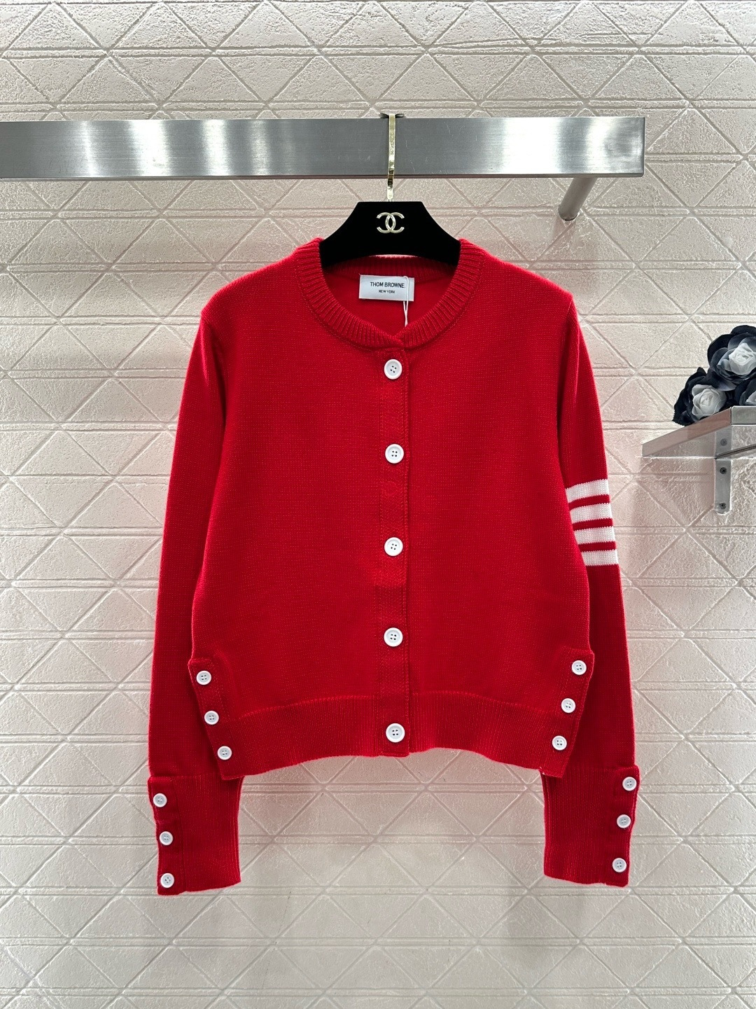 NO:694441,Thom Browne's classic red four-stripe cardigan, made of wool, is soft and warm, and is very suitable for autumn and winter. It has a round neck and white buttons, and the four-stripes on the cuffs are very recognizable. The dachshund dog embroidery on the back is very interesting. The red color is white and festive, and it has a festive atmosphere. It is great to wear alone or inside. Pair it with jeans, skirts or wide-leg pants, and you can easily switch between lazy or elegant styles. It can be easily used for daily outings and holiday parties!  Code numberSML,,skirts,jeans,19860909Thom Browne经典红色四条杠开衫,羊毛材质,柔软又保暖,秋冬穿超合适,圆领+白色纽扣,袖口四条杠超有辨识度,背面腊肠狗刺绣超有趣,正红色显白又喜庆,节日氛围感拉满,单穿或内搭都很出彩,搭配牛仔裤、半裙或阔腿裤,轻松切换慵懒or优雅风格,日常出街、节日聚会都能轻松驾驭！码数SML,,skirts,jeans,,Women's clothing