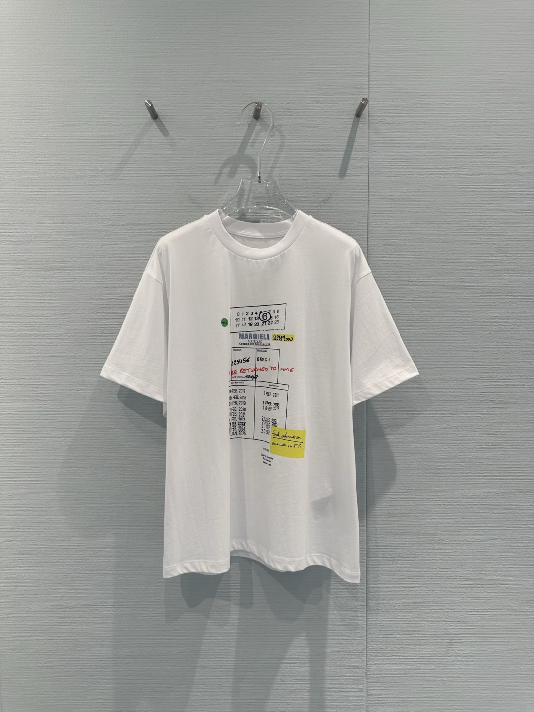 NO:715133,MM6 Library Ticket T-shirt MM6 Maison Margiela 2026 Early Spring Series T-shirt is inspired by library loan cards. The chest printing reproduces the archival style. The digital calendar, number sequence and handwritten annotations are very detailed. Pure cotton material, loose fit, unisex style, comfortable and fashionable. The printing combines brand history and avant-garde design, and the industrial style vision is very recognizable. It is suitable for daily wear or collection!  Size SML, masion margiela, tees, t-shirt,19860909MM6图书馆票据T恤 MM6 Maison Margiela 2026早春系列T恤,灵感来自图书馆借阅卡,胸前印花复刻档案风格,数字日历、编号序列和手写标注超有细节感.纯棉材质,宽松版型,男女同款,舒适又时髦.印花融合品牌历史与先锋设计,工业风视觉超有辨识度,日常穿搭或收藏都很适合！码数SML,,masion margiela,tees，t-shirt,,Women's clothing