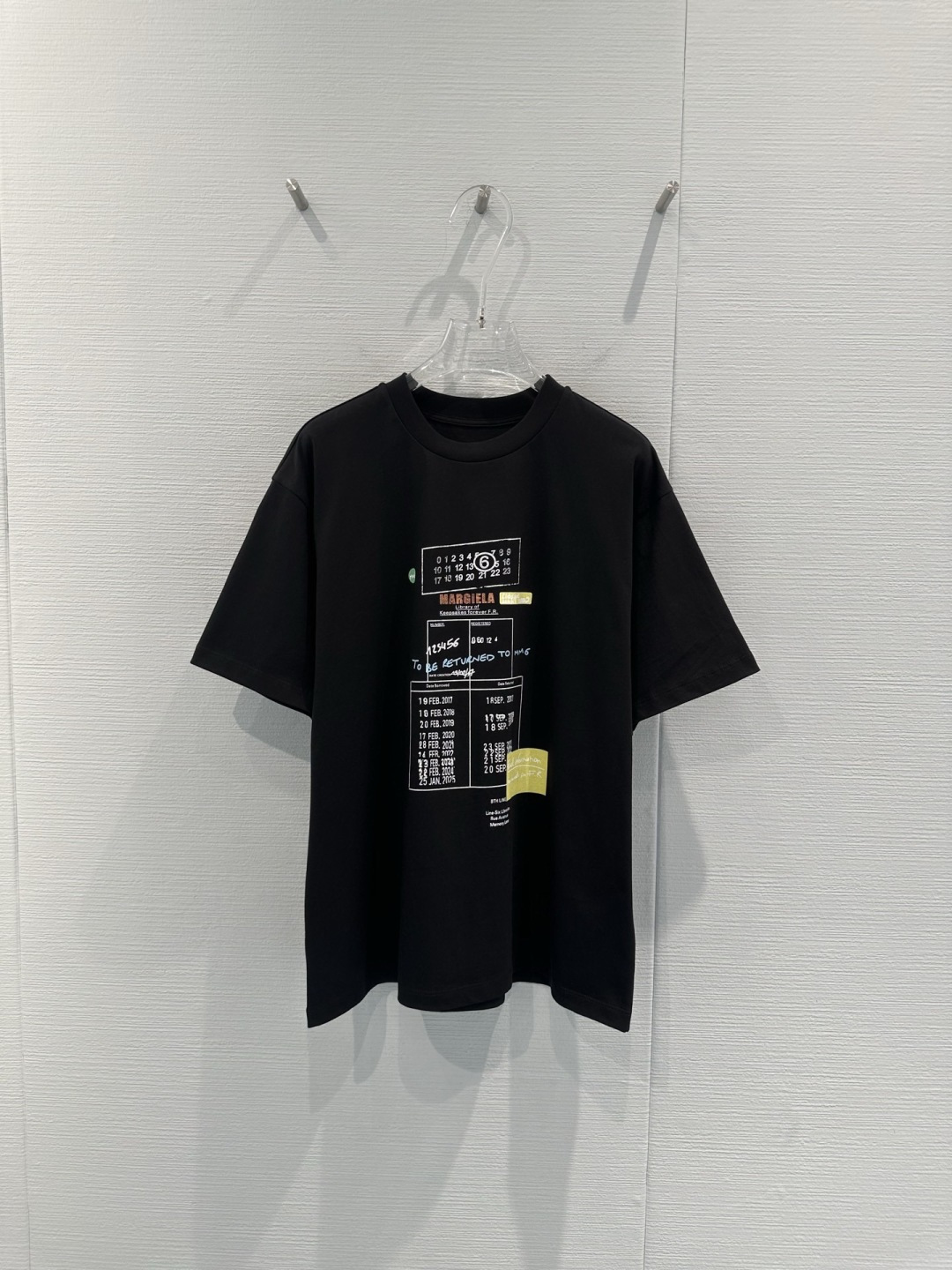 NO:715127,MM6 Library Ticket T-shirt MM6 Maison Margiela 2026 Early Spring Series T-shirt is inspired by library loan cards. The chest printing reproduces the archival style. The digital calendar, number sequence and handwritten annotations are very detailed. Pure cotton material, loose fit, unisex style, comfortable and fashionable. The printing combines brand history and avant-garde design, and the industrial style vision is very recognizable. It is suitable for daily wear or collection!  Size SML, masion margiela, tees, t-shirt,19860909MM6图书馆票据T恤 MM6 Maison Margiela 2026早春系列T恤,灵感来自图书馆借阅卡,胸前印花复刻档案风格,数字日历、编号序列和手写标注超有细节感.纯棉材质,宽松版型,男女同款,舒适又时髦.印花融合品牌历史与先锋设计,工业风视觉超有辨识度,日常穿搭或收藏都很适合！码数SML,,masion margiela,tees，t-shirt,,Women's clothing