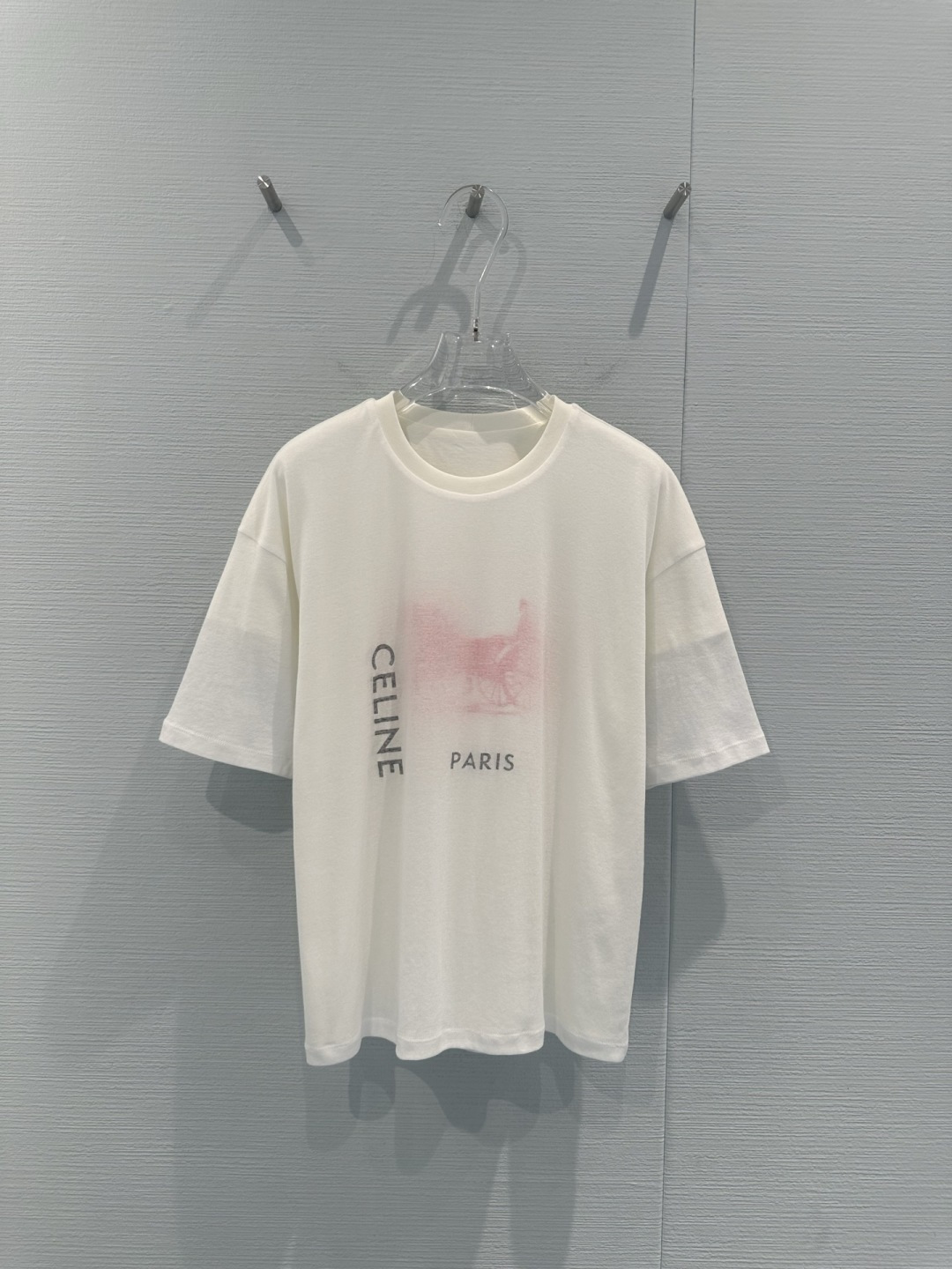 NO:715150,CELINE 26SS early spring series horse-drawn carriage print T-shirt, made of high-count combed cotton, soft and skin-friendly, super comfortable to wear!  The main color is white + red carriage print, with the words 'CELINE PARIS'. It is retro and fashionable. The loose round neck design accommodates a variety of body types. It can be easily controlled for daily casual or French elegance. It has a double-layer fake two-piece structure, with an inner layer of mercerized cotton and an outer layer of pony cotton. It has a full sense of layering and is a must-have for details!  Size SML,,celine,tees,t-shirt,19860909CELINE 26SS早春系列马车印花T恤,采用高支精梳棉,柔软亲肤,穿着超舒适！白色主色+红色马车印花,搭配“CELINE PARIS”字样,复古又时髦,宽松圆领设计,包容多种身材,日常休闲或法式优雅都能轻松驾驭,双层假两件结构,内层丝光棉,外层匹马棉,层次感满满,细节控必入！ 码数SML,,celine,tees，t-shirt,,Women's clothing