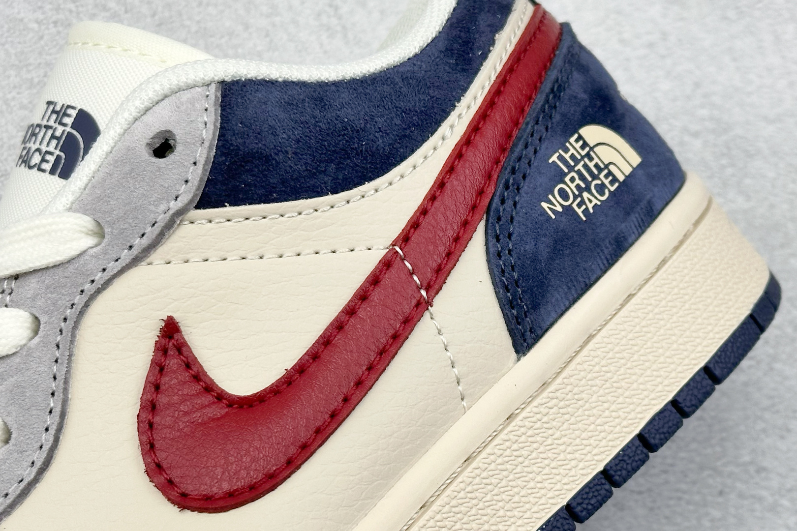 XC版 Air Jordan 1 Low AJ1 乔1 北面联名 灰蓝红勾 高端定制 低帮复古篮球鞋 DM9188-012