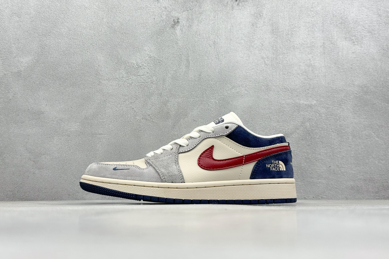 XC版 Air Jordan 1 Low AJ1 乔1 北面联名 灰蓝红勾 高端定制 低帮复古篮球鞋 DM9188-012