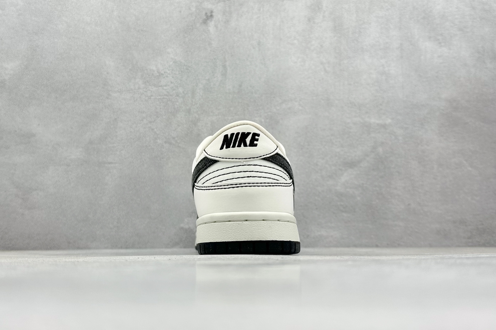 NIKE SB Dunk Low x BAPE 白黑小钩 QF1568-143