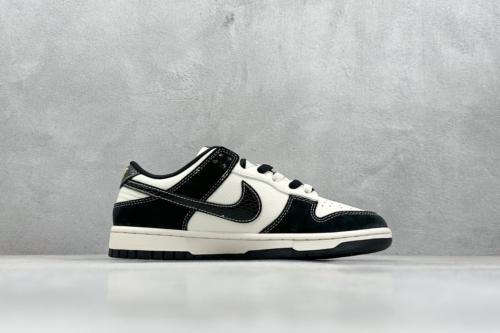 XC版 Nike SB Dunk Low x Supreme 蛇年限定 黑色双小钩双鞋带  XS1086-016