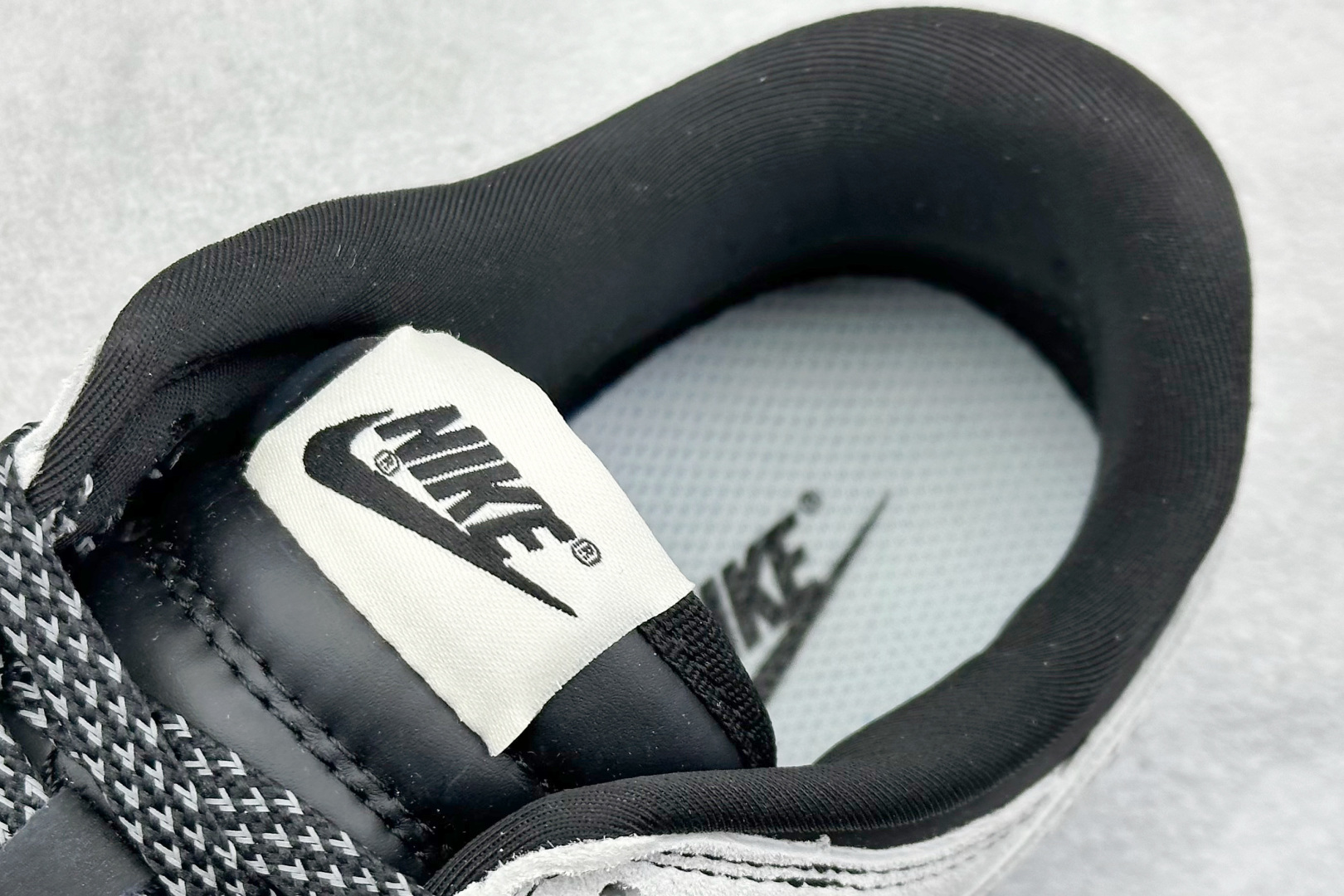 NIKE SB Dunk Low x Supreme 灰黑小钩满天星  QF1568-147