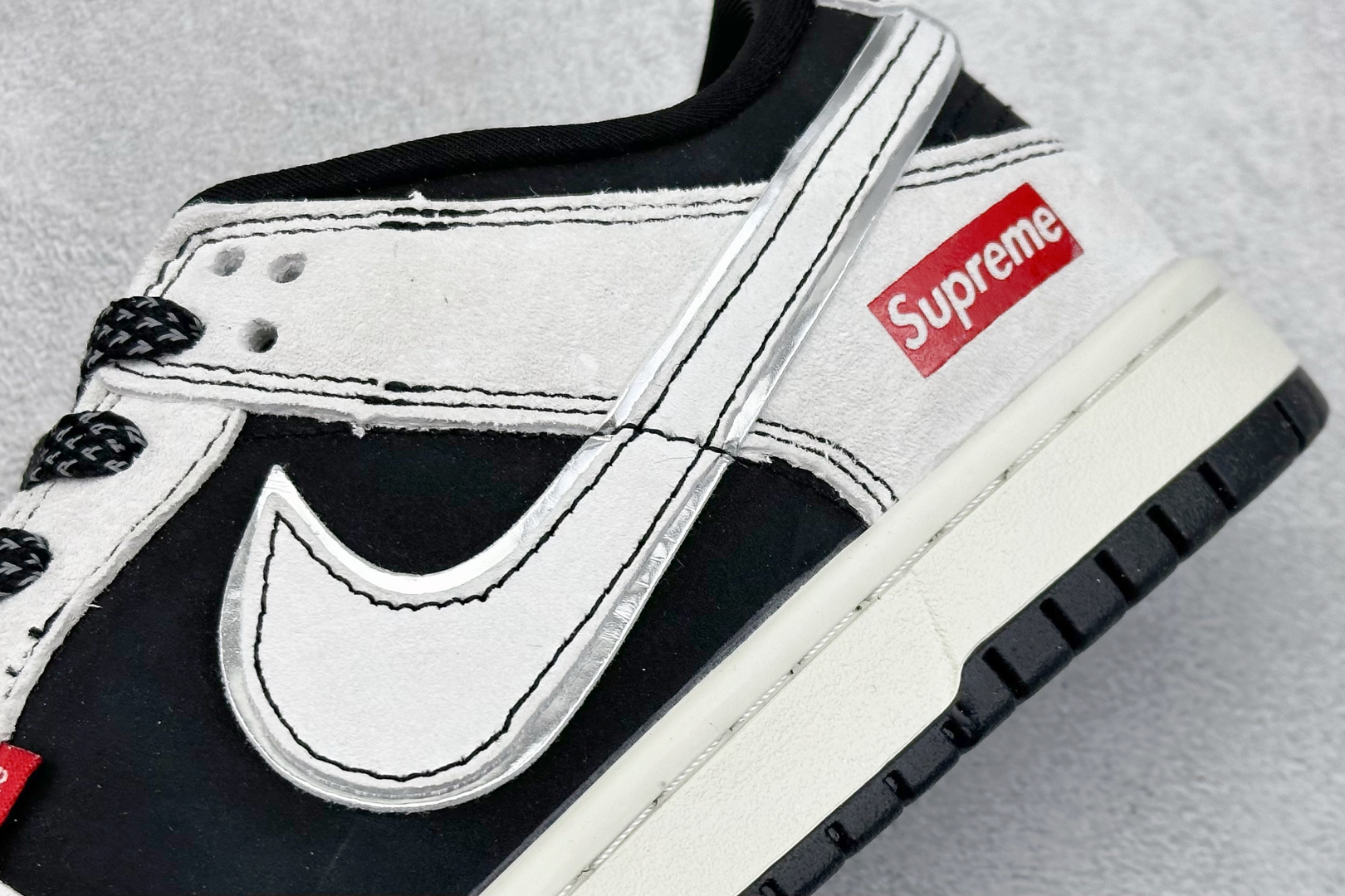 NIKE SB Dunk Low x Supreme 灰黑小钩满天星  QF1568-147