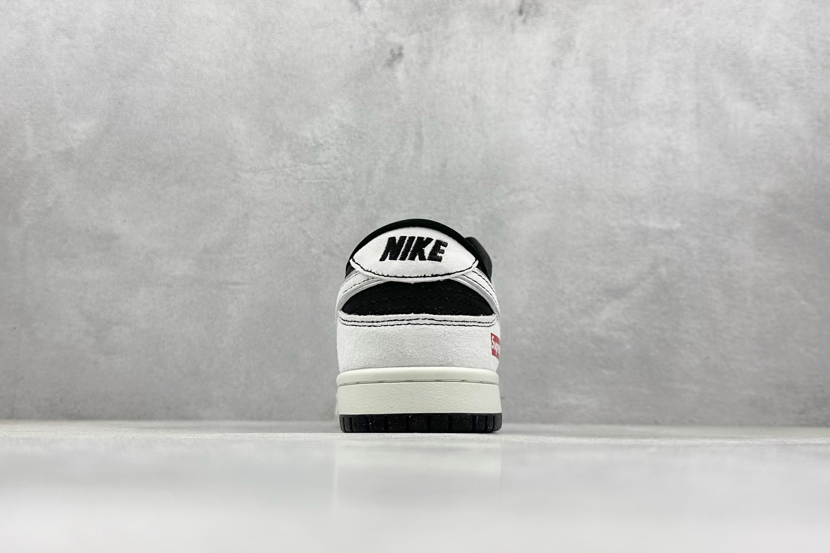 NIKE SB Dunk Low x Supreme 灰黑小钩满天星  QF1568-147