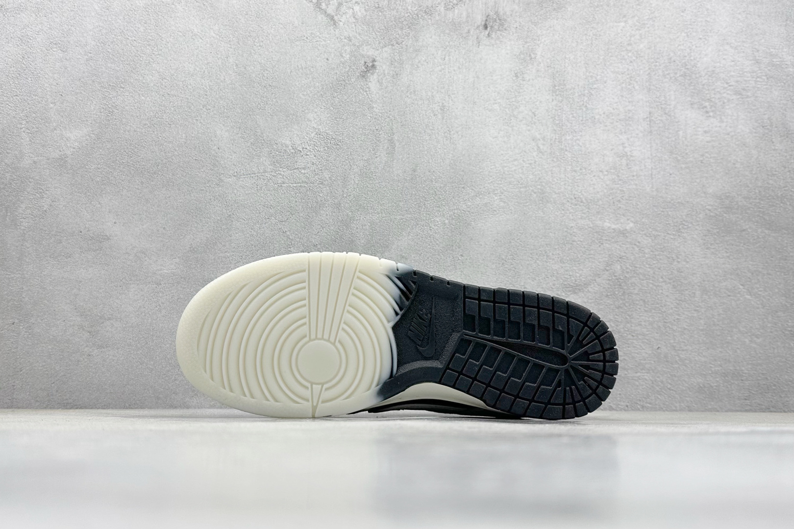 NIKE SB Dunk Low x Supreme 灰黑小钩满天星  QF1568-147