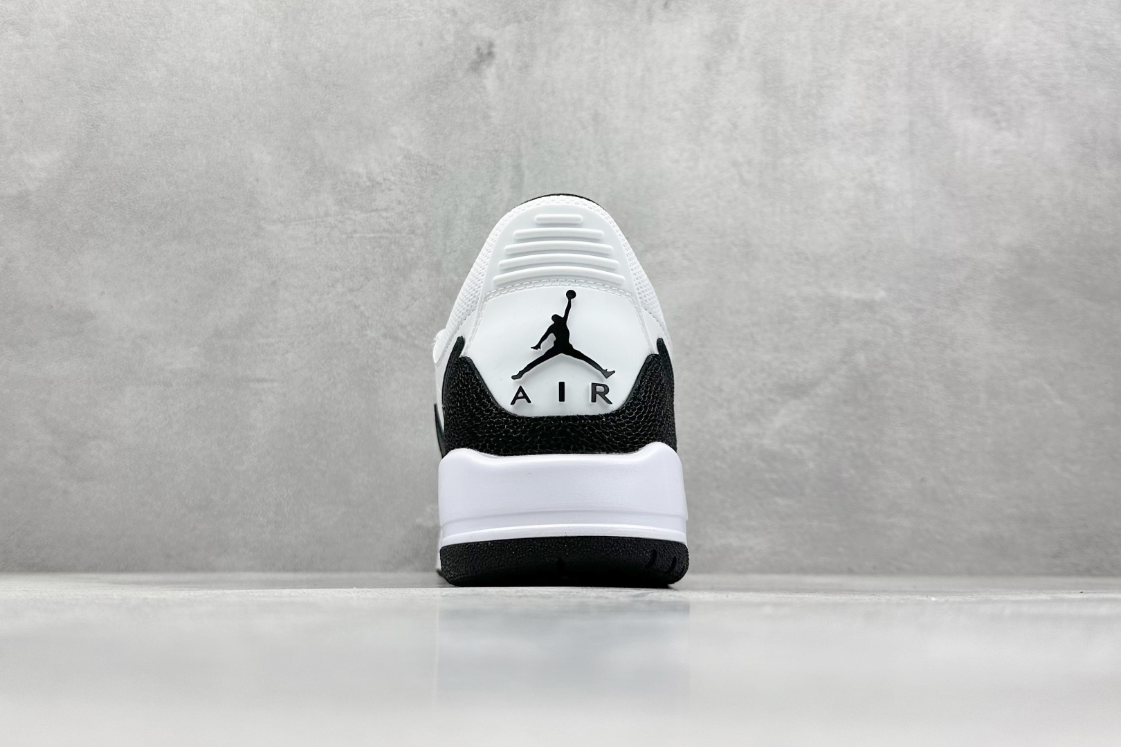 最强312 Air Jordan Legacy 312 Low 有着交错结合的设计  FQ7827-110