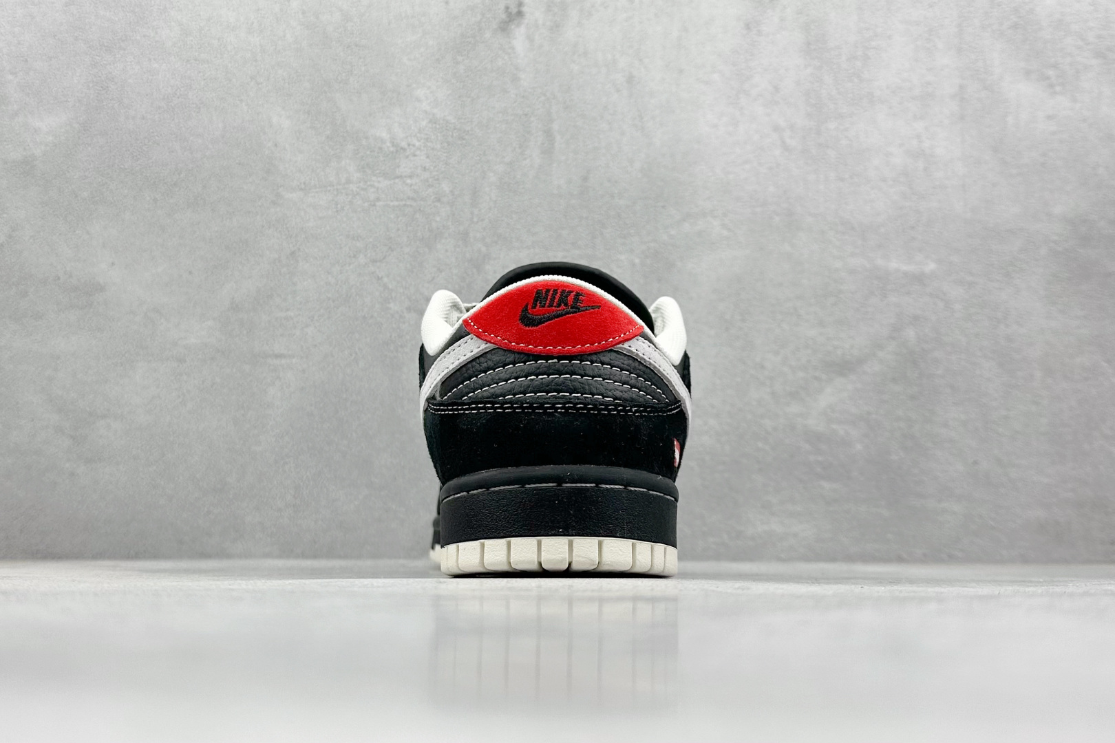 XC版 Nk SB Dunk Low Supreme联名 黑灰勾 周年高端定制 低帮休闲板鞋 XS1086-011