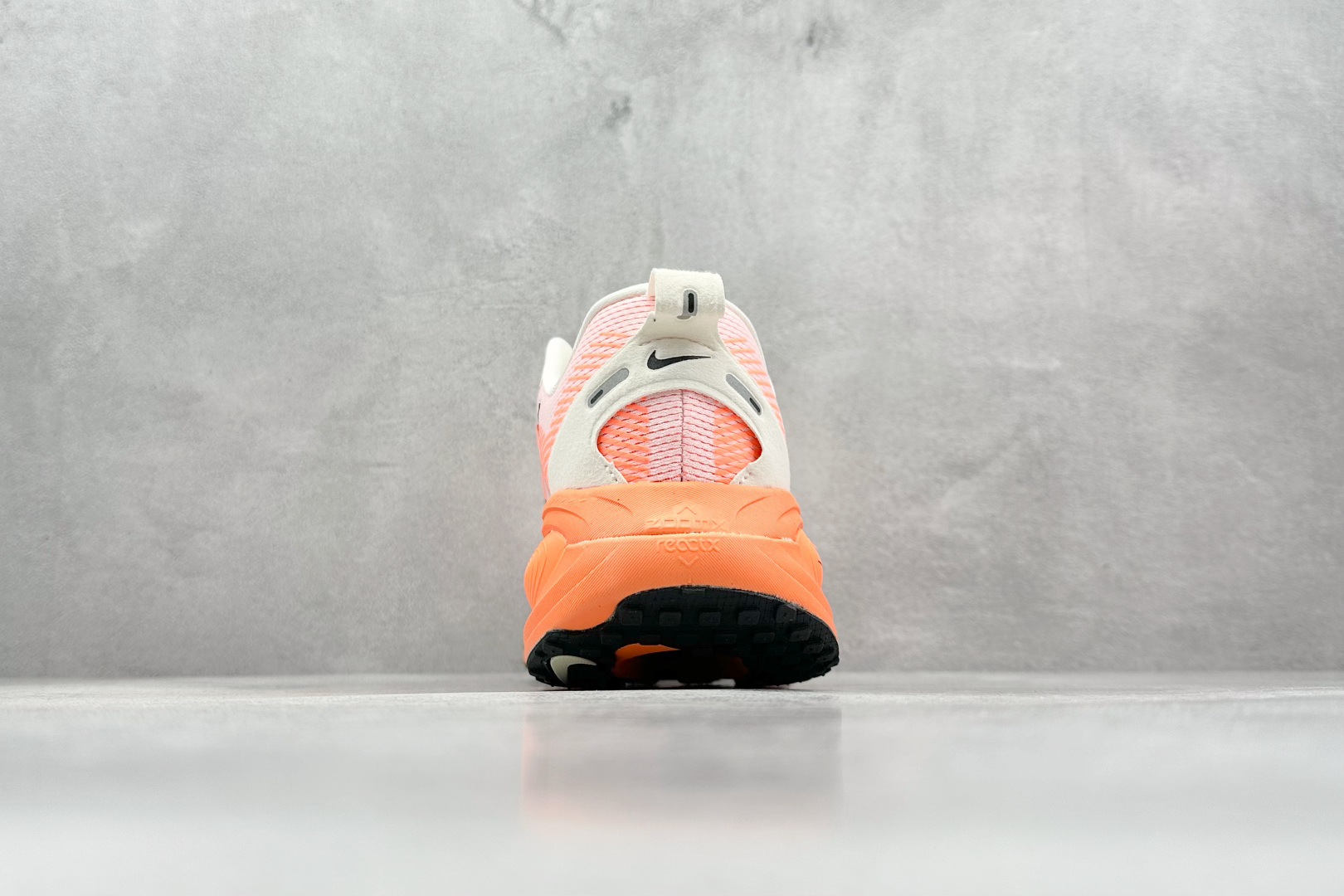 Nike VOMERO 18 舒适减震防滑 低帮跑步鞋 HM6804-600