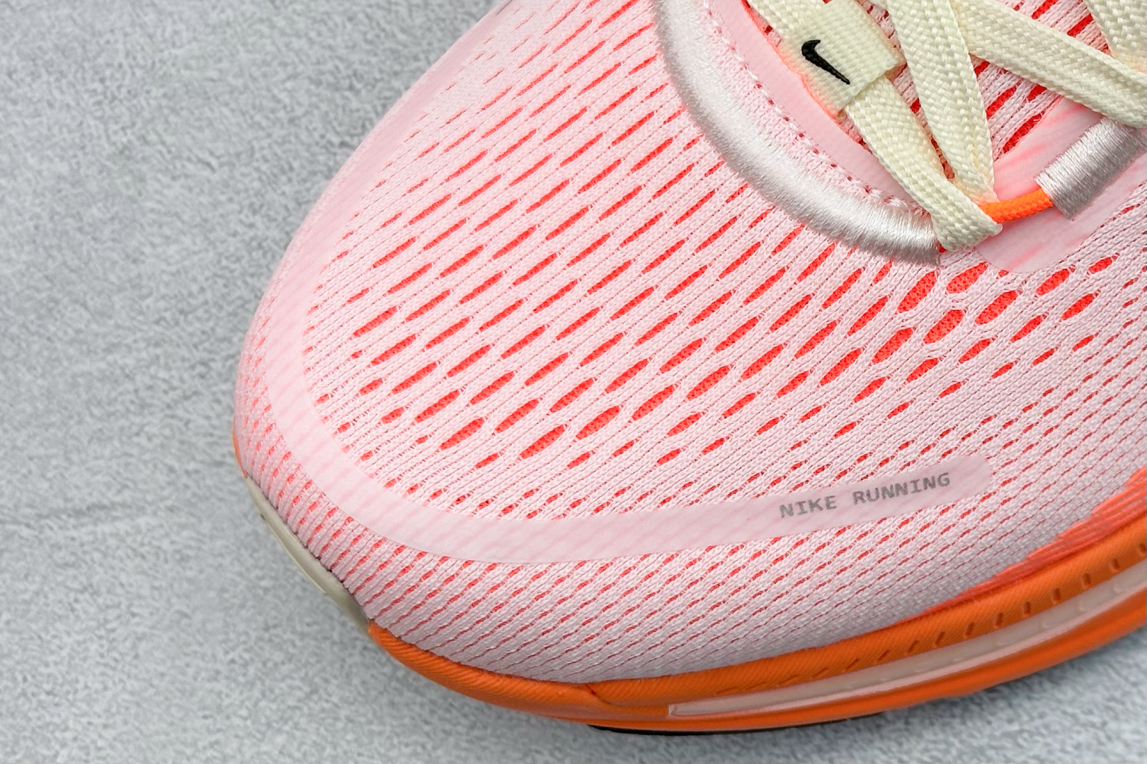 Nike VOMERO 18 舒适减震防滑 低帮跑步鞋 HM6804-600