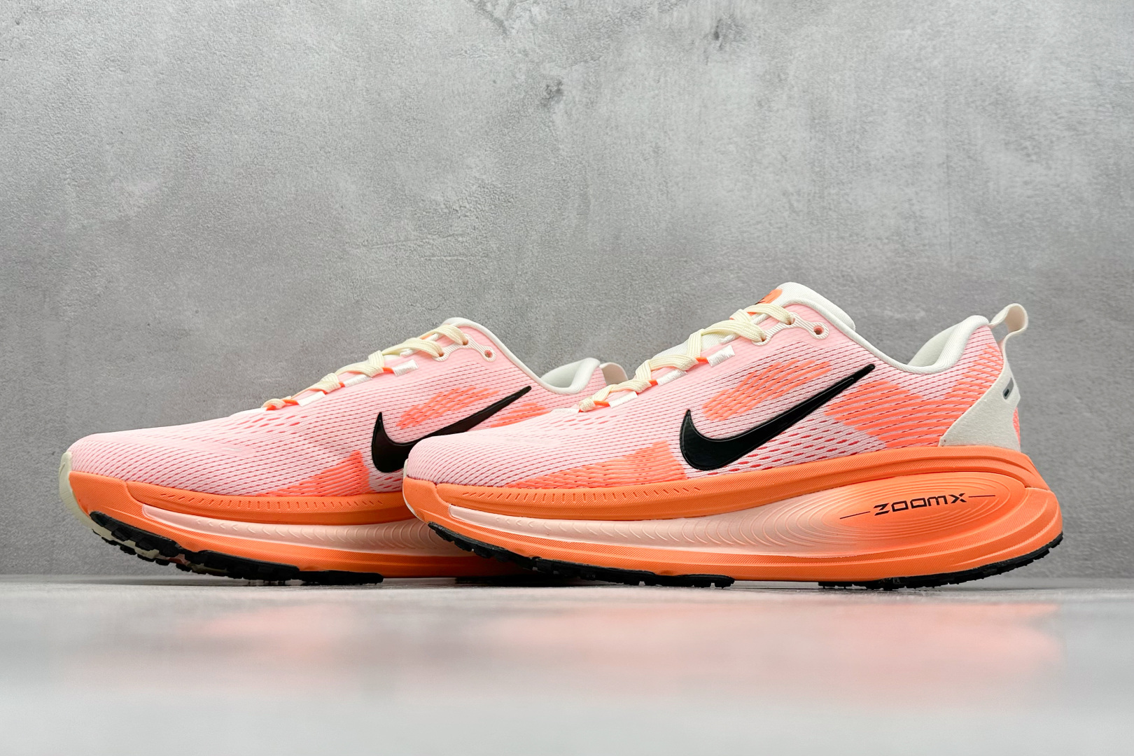 Nike VOMERO 18 舒适减震防滑 低帮跑步鞋 HM6804-600