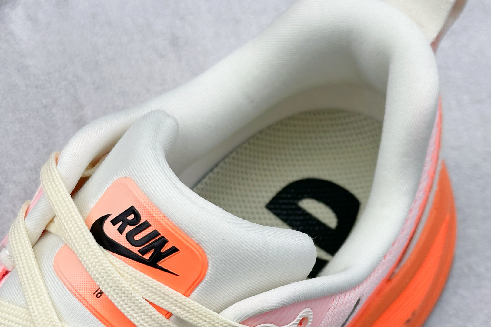 Nike VOMERO 18 舒适减震防滑 低帮跑步鞋 HM6804-600