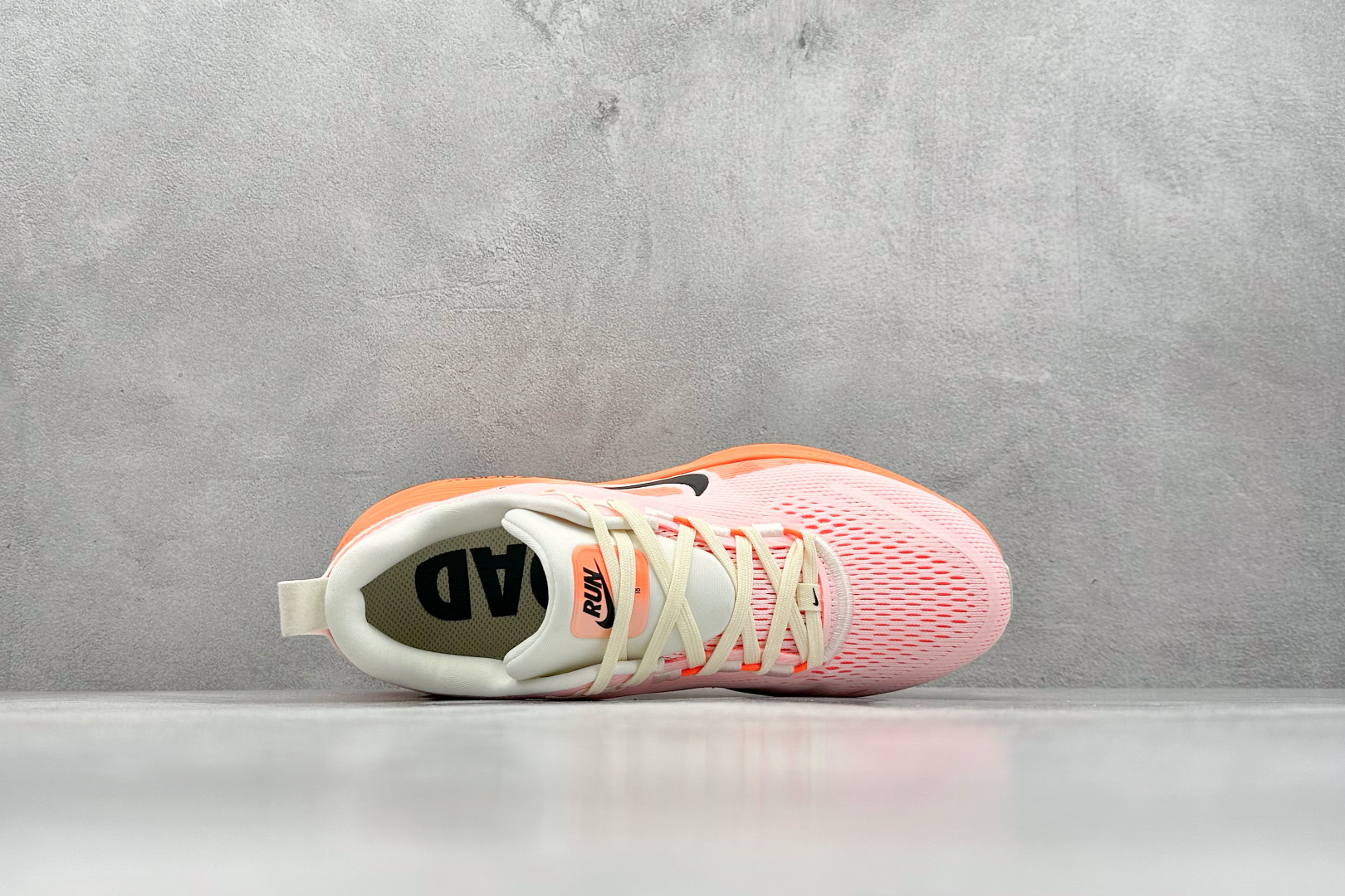 Nike VOMERO 18 舒适减震防滑 低帮跑步鞋 HM6804-600