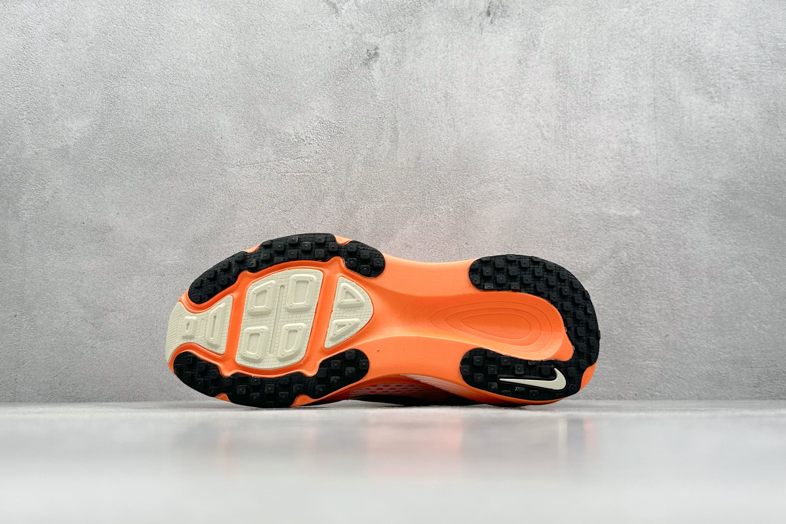 Nike VOMERO 18 舒适减震防滑 低帮跑步鞋 HM6804-600