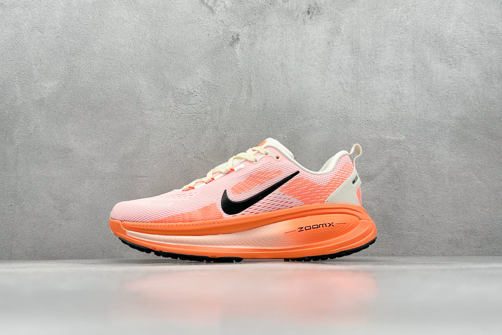 Nike VOMERO 18 舒适减震防滑 低帮跑步鞋 HM6804-600