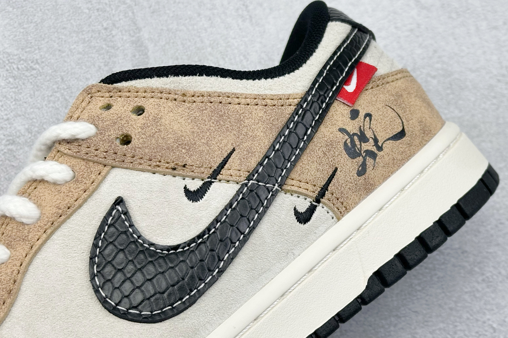 XC版 Nk SB Dunk Low 蛇年系列 小麦黑勾 周年高端定制 低帮休闲板鞋  YX5066-267