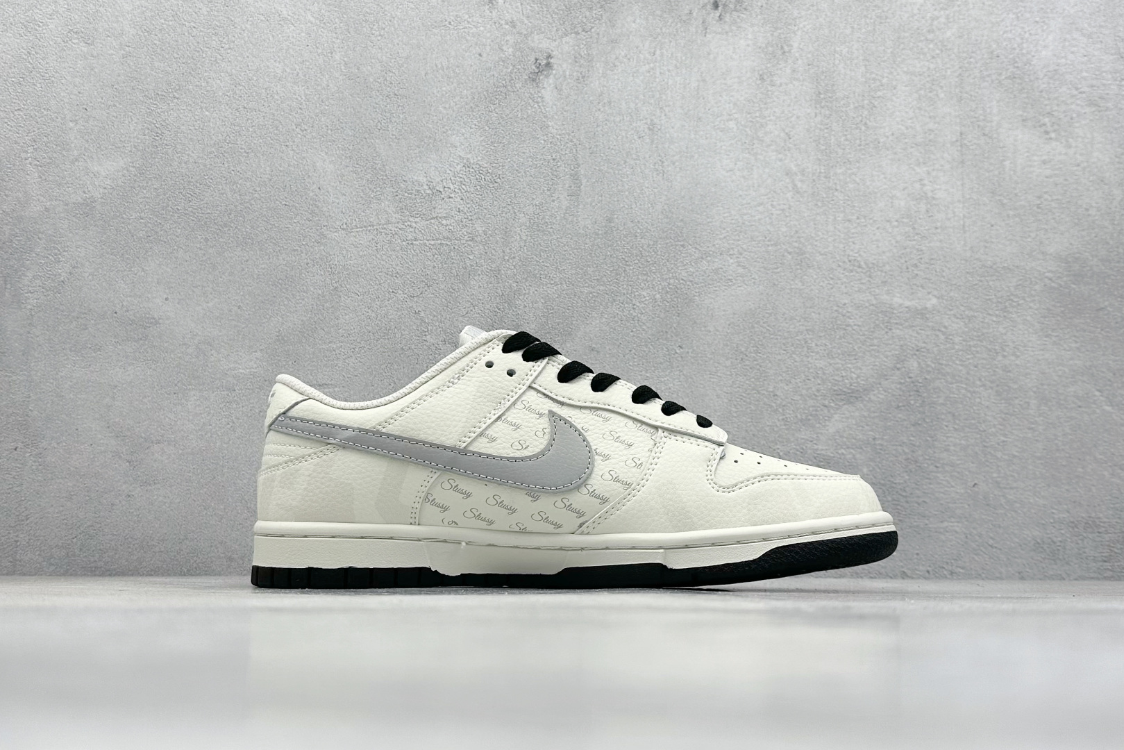 XC版 Nk SB Dunk Low 斯图西联名 弹幕刺绣灰勾 周年高端定制 低帮休闲板鞋  DJ2024-054