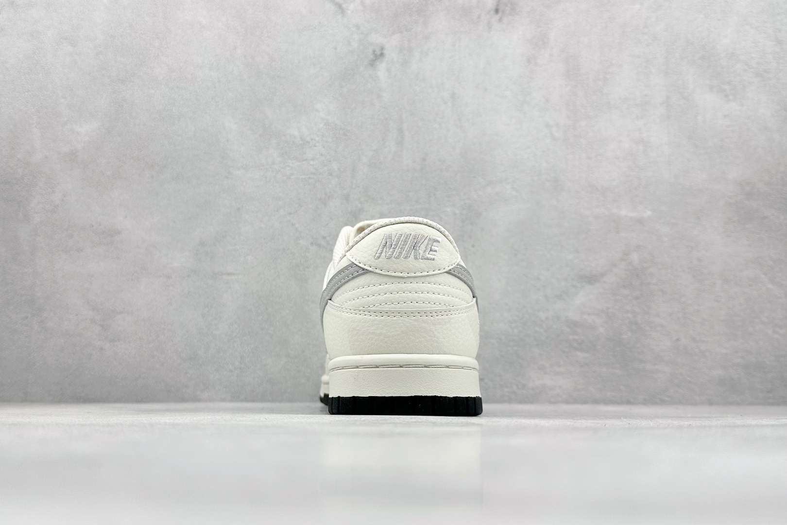XC版 Nk SB Dunk Low 斯图西联名 弹幕刺绣灰勾 周年高端定制 低帮休闲板鞋  DJ2024-054