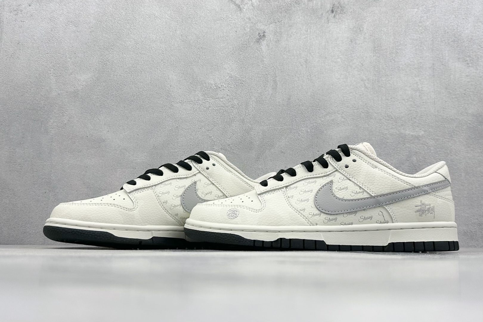 XC版 Nk SB Dunk Low 斯图西联名 弹幕刺绣灰勾 周年高端定制 低帮休闲板鞋  DJ2024-054