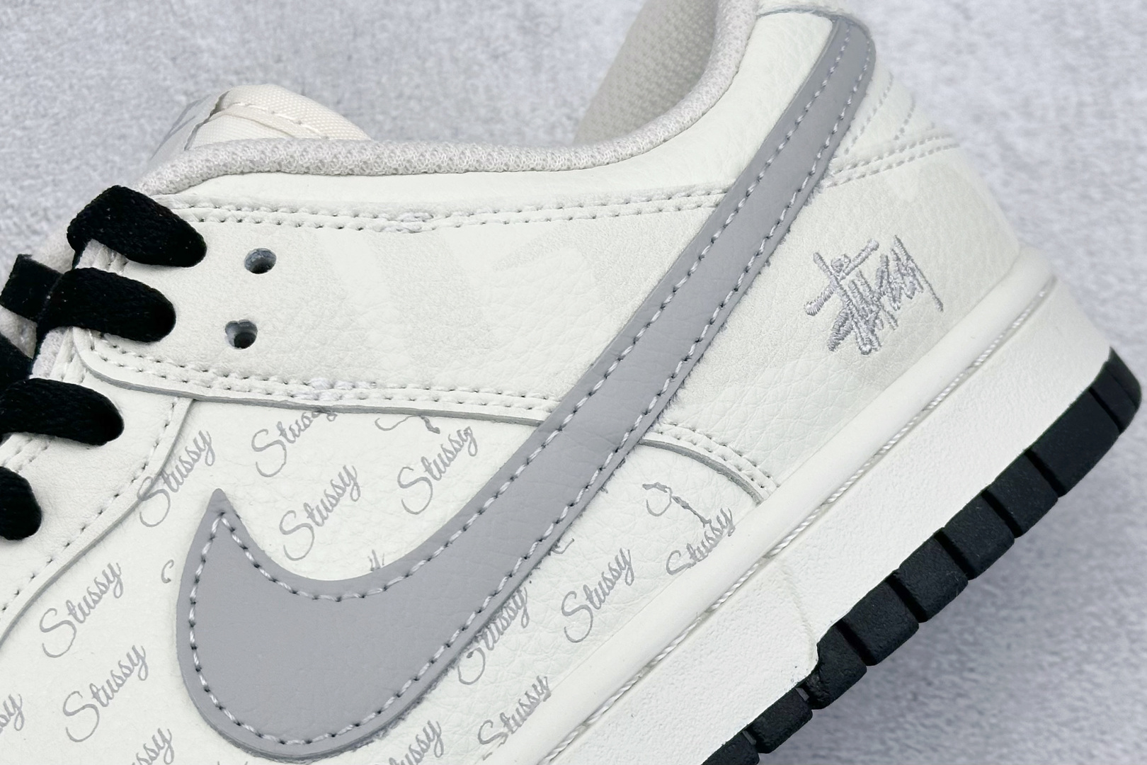 XC版 Nk SB Dunk Low 斯图西联名 弹幕刺绣灰勾 周年高端定制 低帮休闲板鞋  DJ2024-054