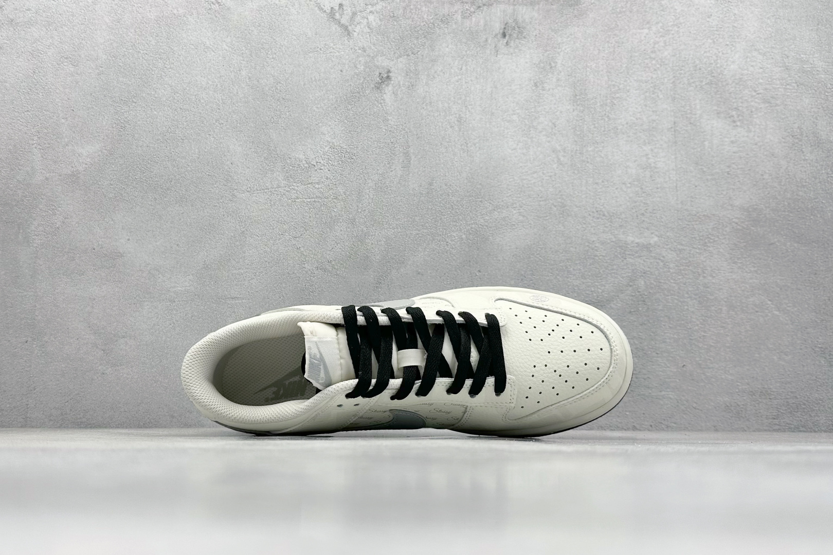 XC版 Nk SB Dunk Low 斯图西联名 弹幕刺绣灰勾 周年高端定制 低帮休闲板鞋  DJ2024-054