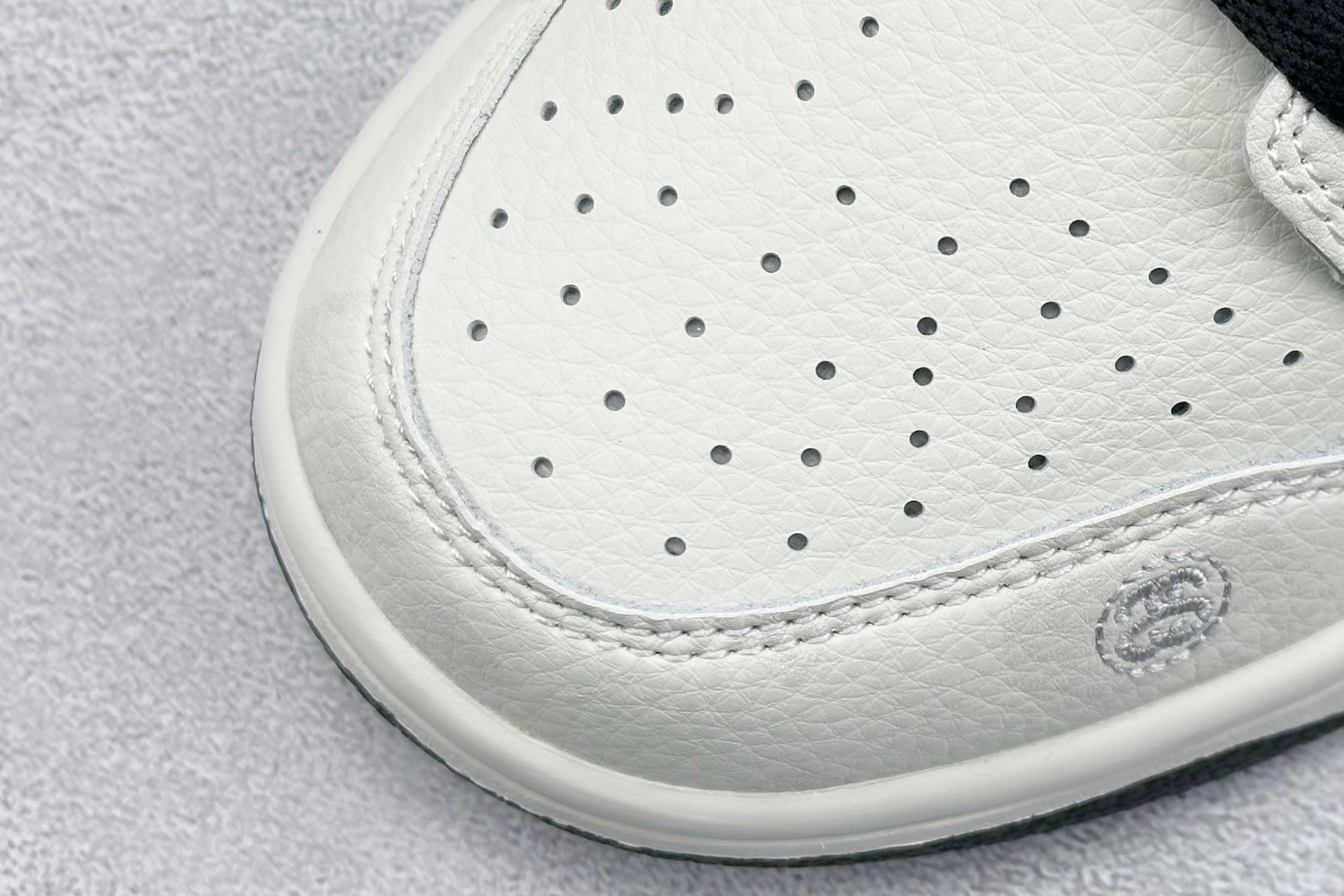 XC版 Nk SB Dunk Low 斯图西联名 弹幕刺绣灰勾 周年高端定制 低帮休闲板鞋  DJ2024-054
