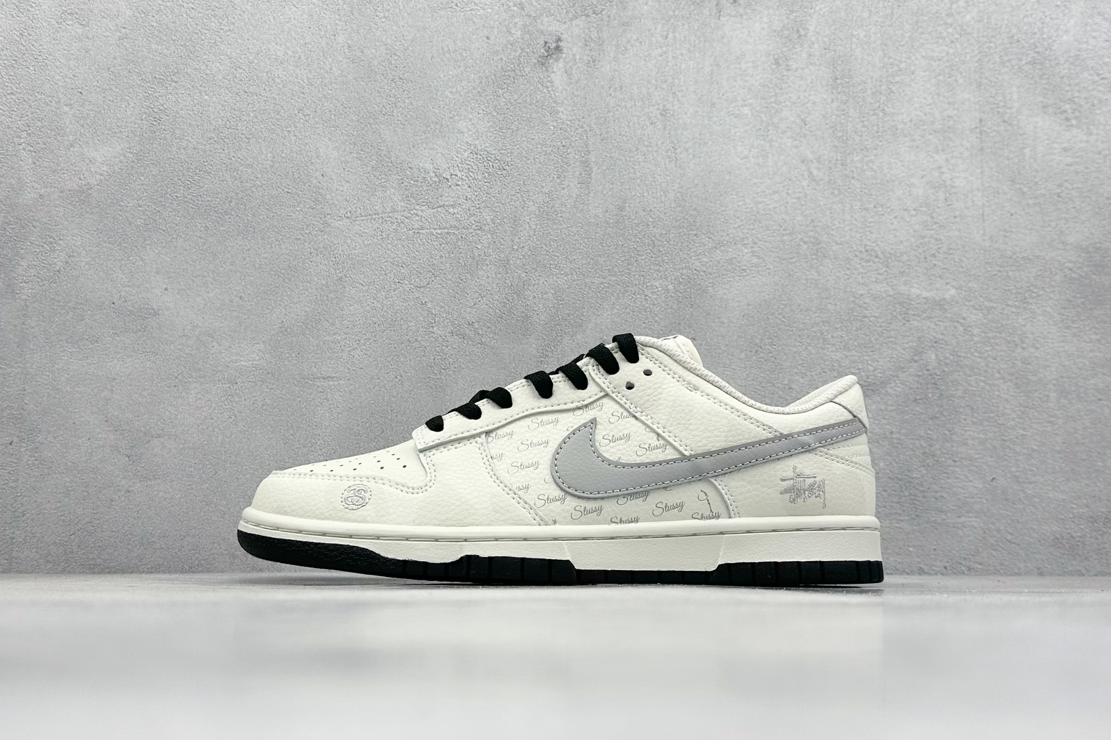 XC版 Nk SB Dunk Low 斯图西联名 弹幕刺绣灰勾 周年高端定制 低帮休闲板鞋  DJ2024-054